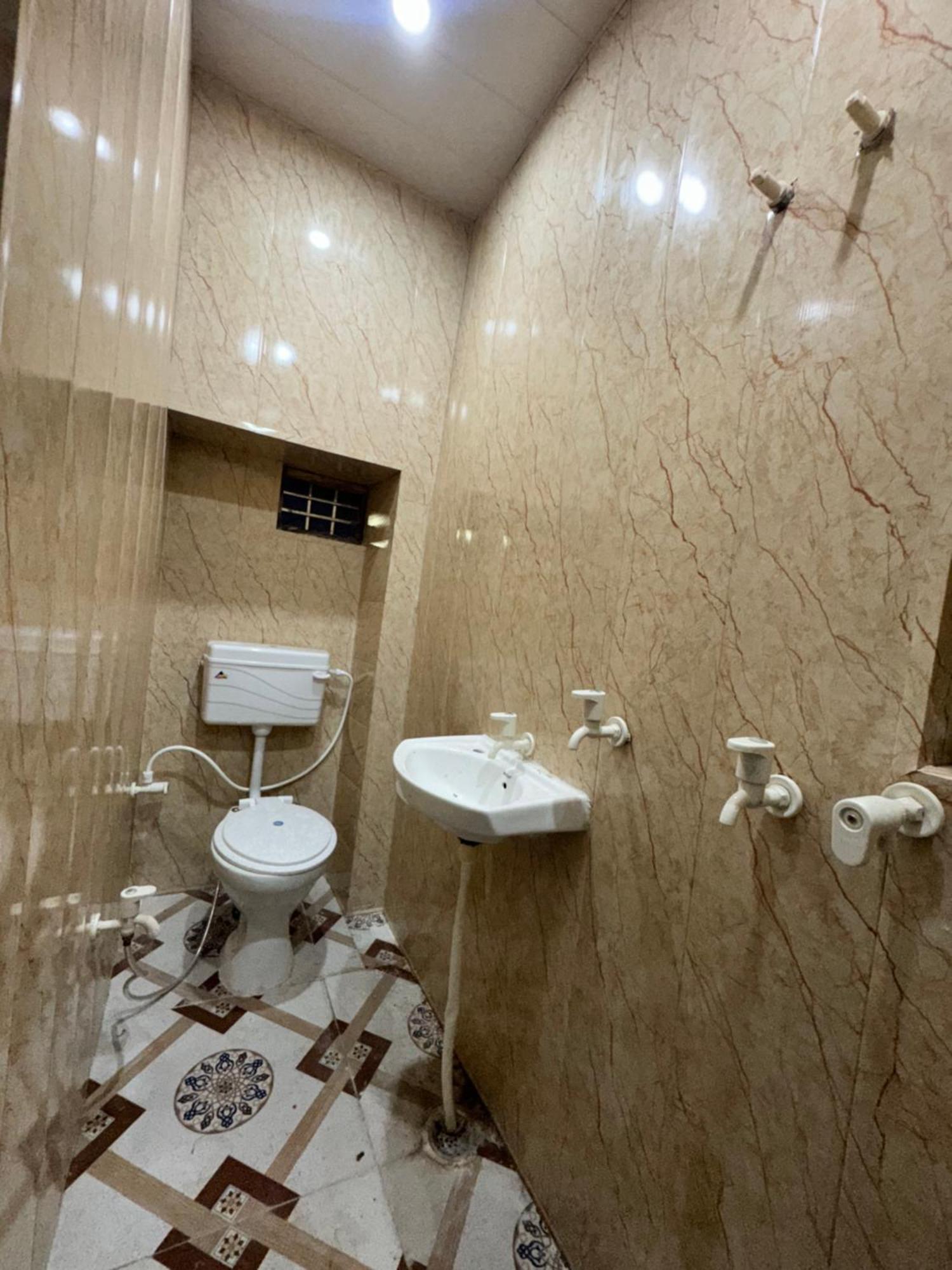 Pakhi Residency Hotel Vrindāvan Eksteriør billede