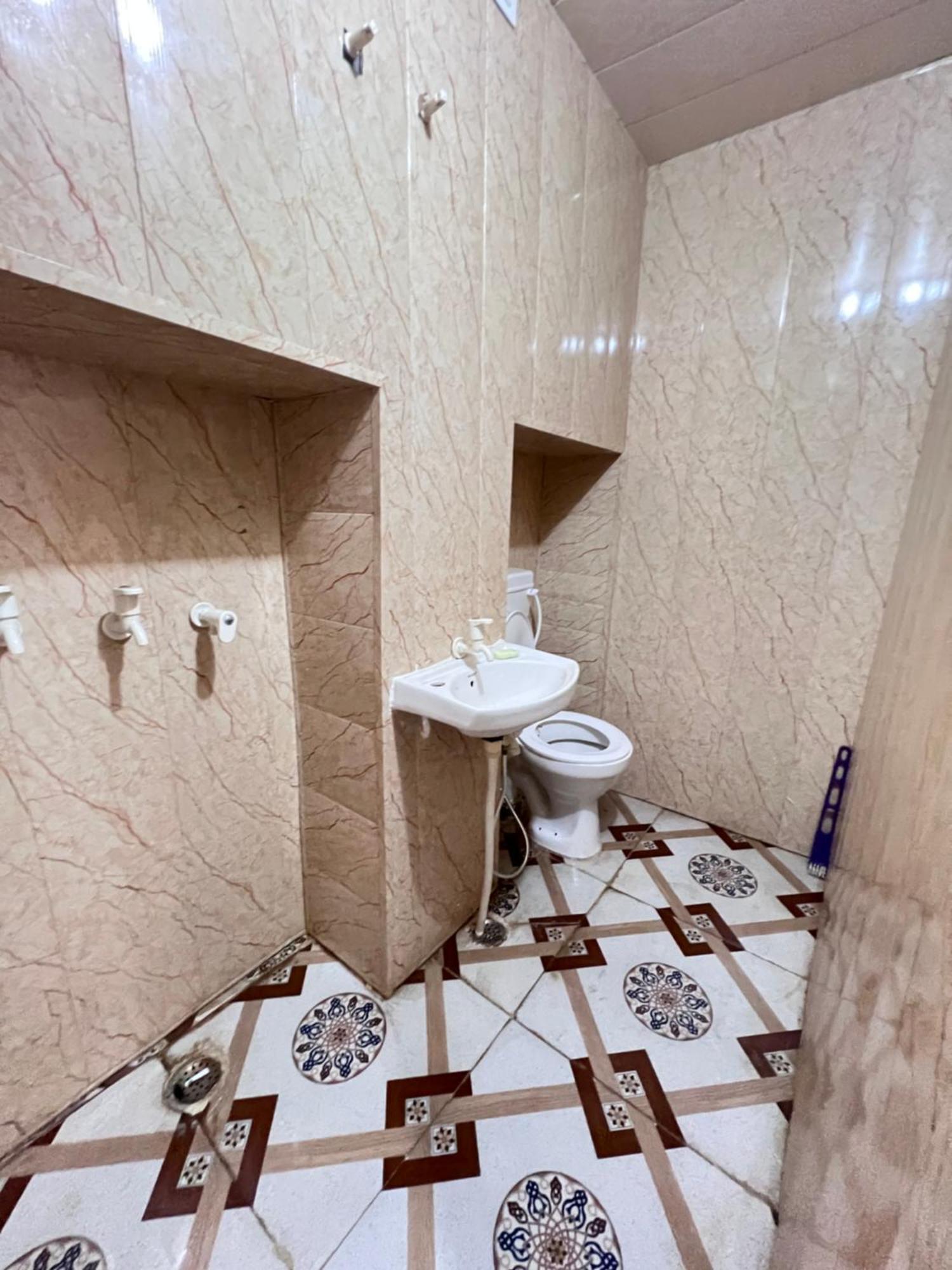 Pakhi Residency Hotel Vrindāvan Eksteriør billede